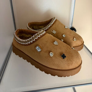 Women's Studded Charm Platform Mule Slippers Tan Size 5.5 NWT